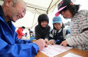 つや姫で子どもといっしょに作ろう「シャカシャカおむすび作り」を行いました（ＪＡさがえ西村山女性部朝日支部）