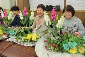 １２月　鶴岡の花を使ったフラワーアレンジメントに挑戦しました（ＪＡ鶴岡女性部南支部）
