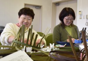 手芸教室でかご作りをしました（ＪＡ庄内みどり女性部松山支部）