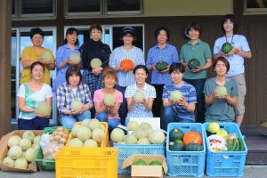 ７月 メロンなど旬の農産物を寄贈しました（ＪＡ鶴岡女性部西郷支部）