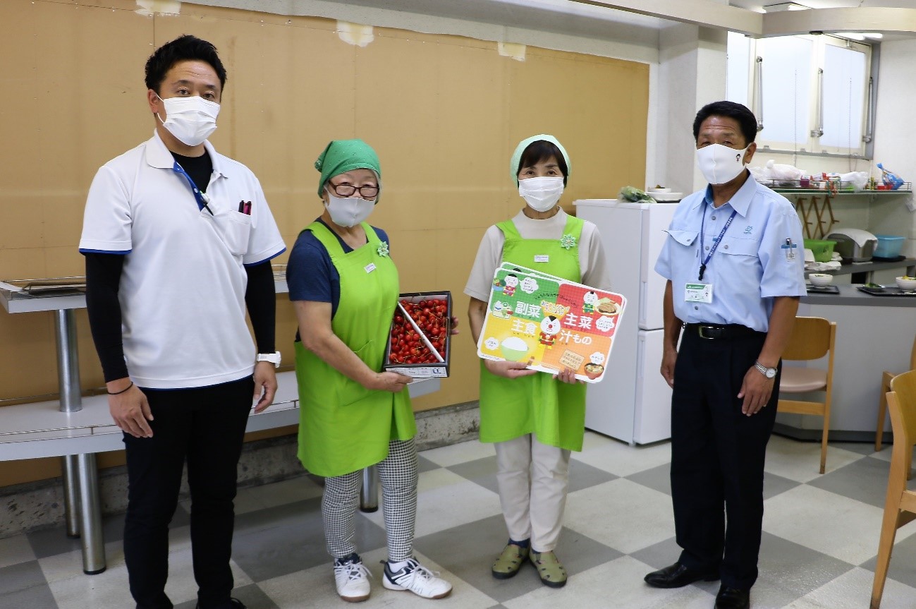 子ども食堂うぃずゆうへ「さくらんぼ」と「オリジナルランチョンマット」を贈呈しました