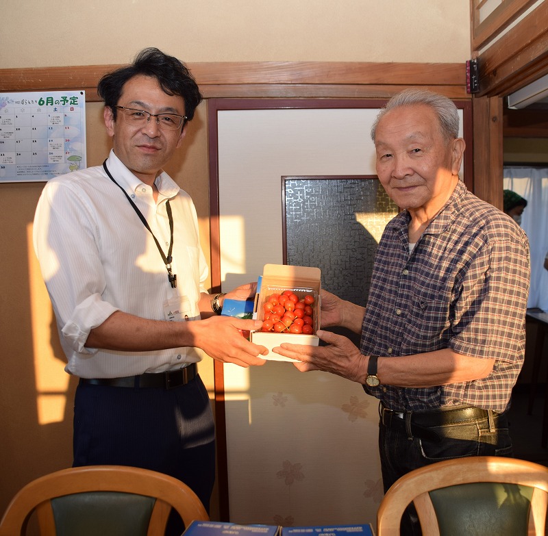 らくやこども食堂に「さくらんぼ」と「ランチョンマット」を贈呈しました