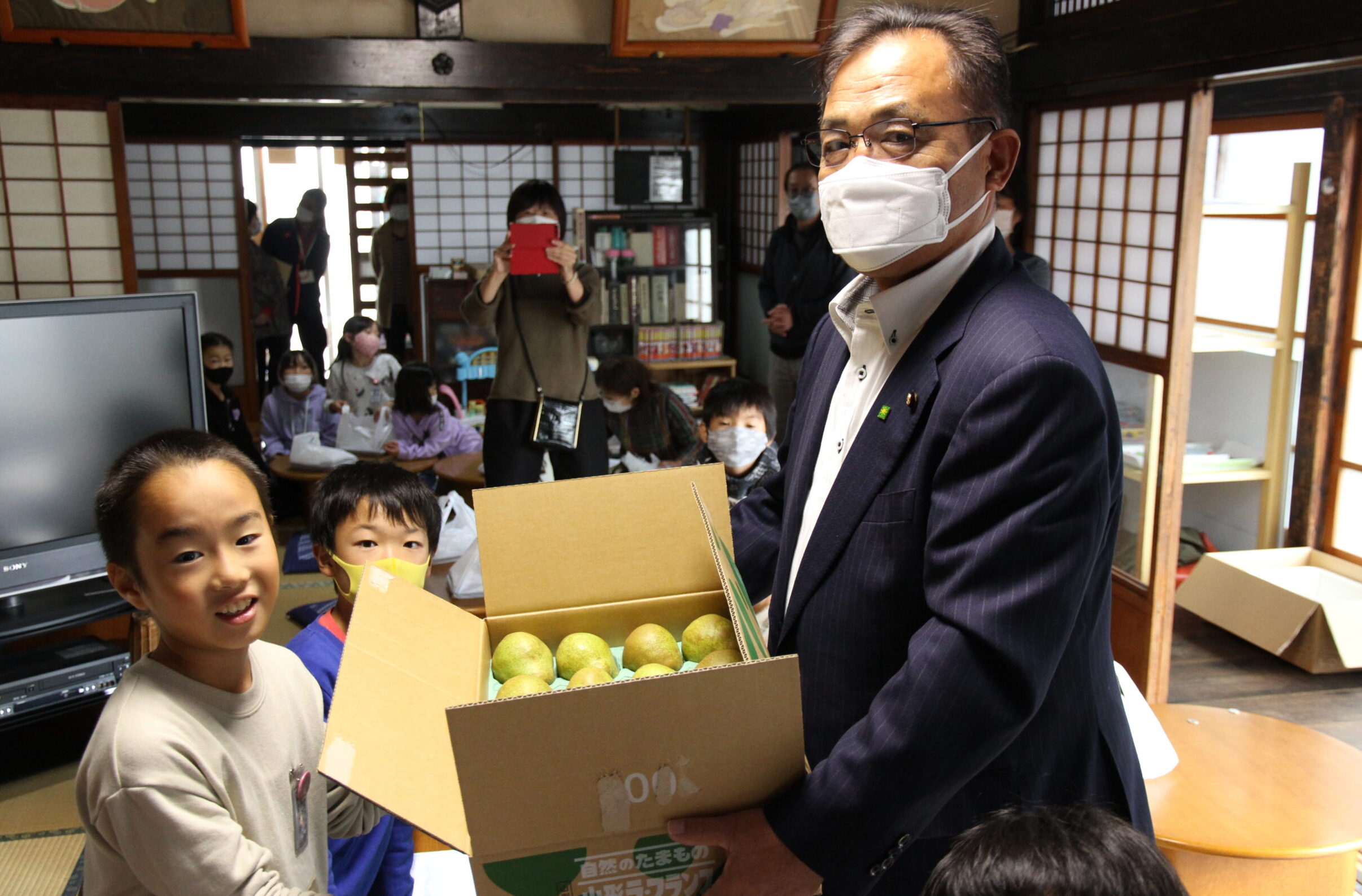 みんなの食堂「にじ」へ「ラ・フランス」と「オリジナルランチョンマット」を贈呈しました