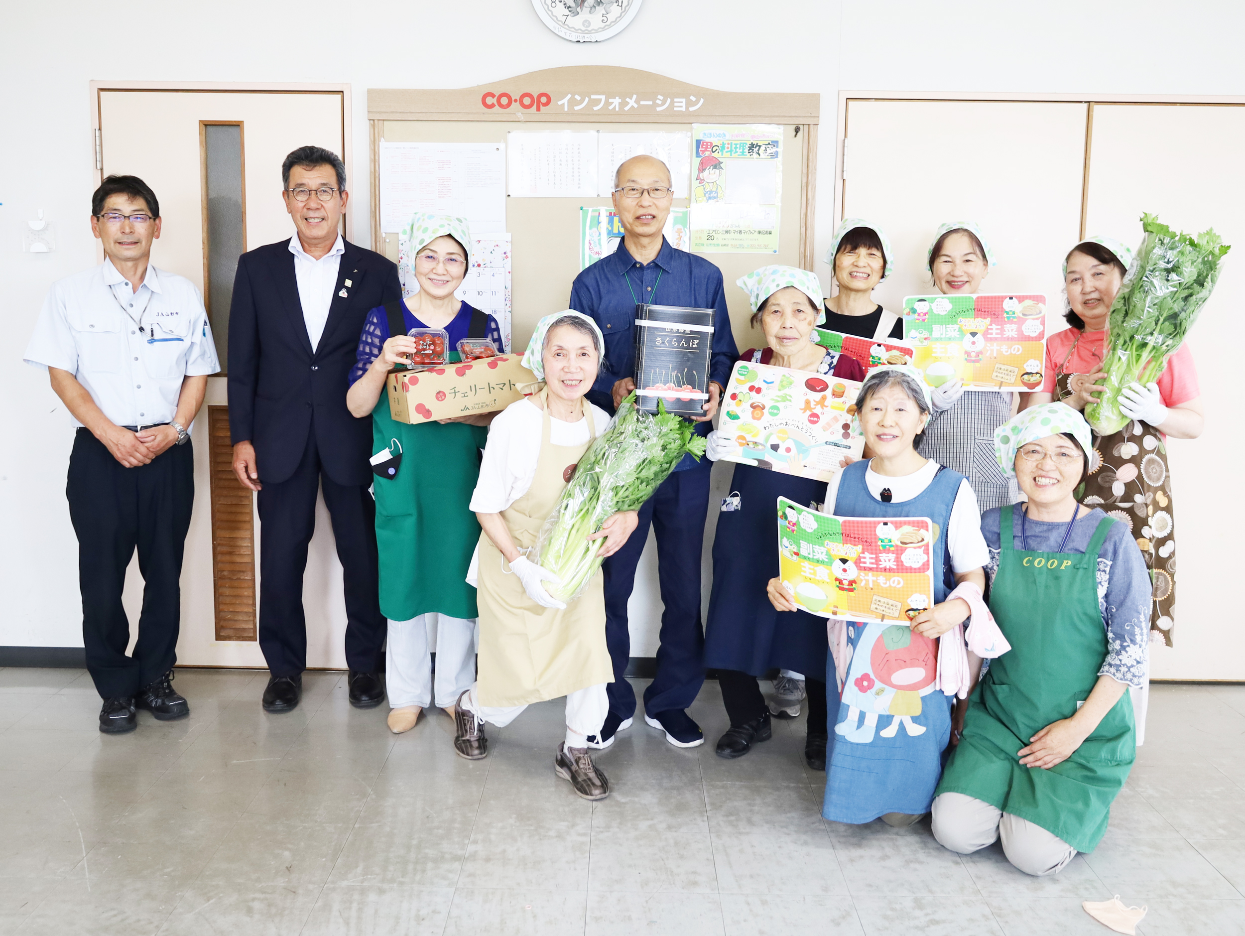 いっしょにばんごはん「みんなの食堂」へ「さくらんぼ」等を贈呈しました