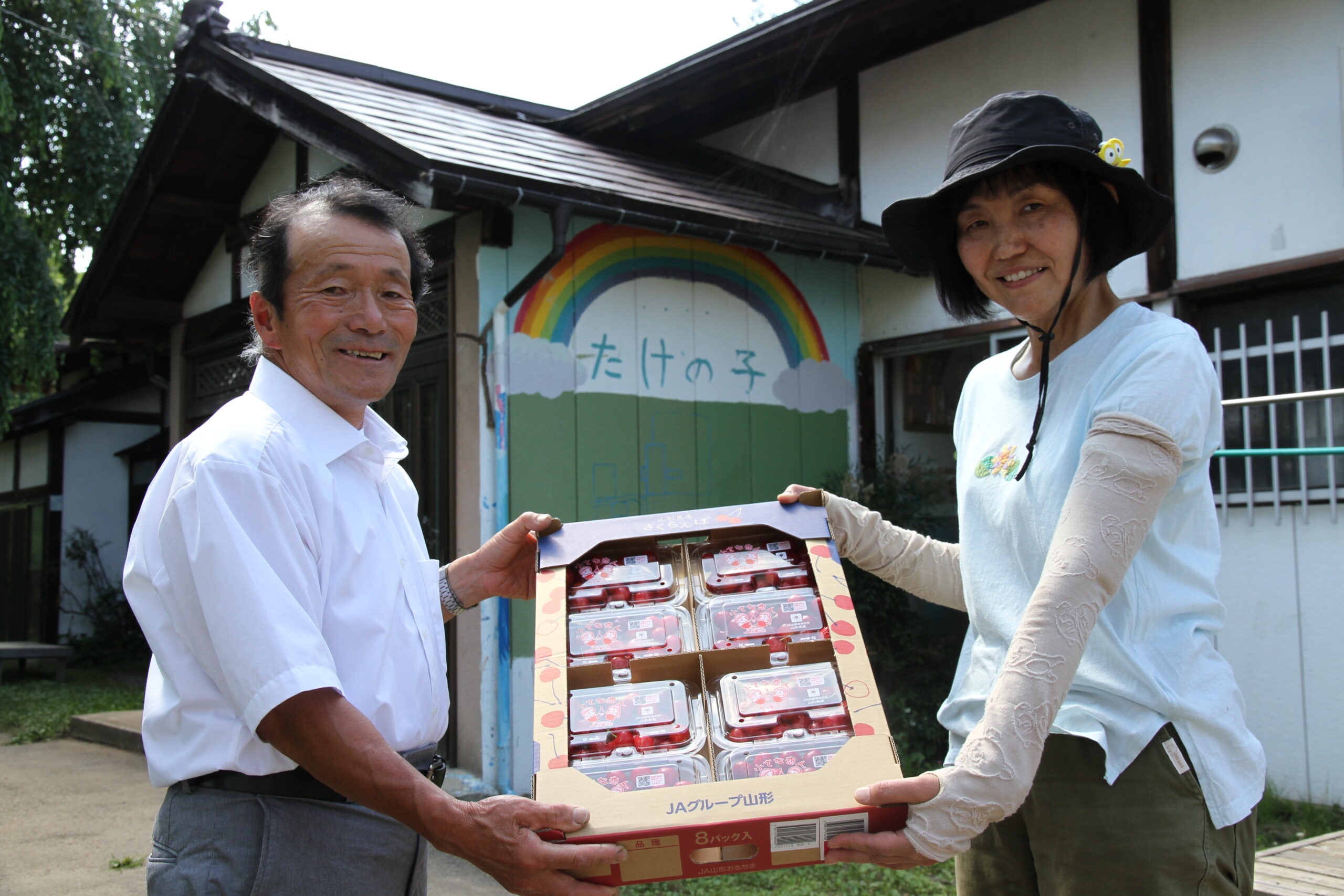 子どもが作って食べるこども食堂へ「さくらんぼ」と「オリジナルランチョンマット」を贈呈しました。