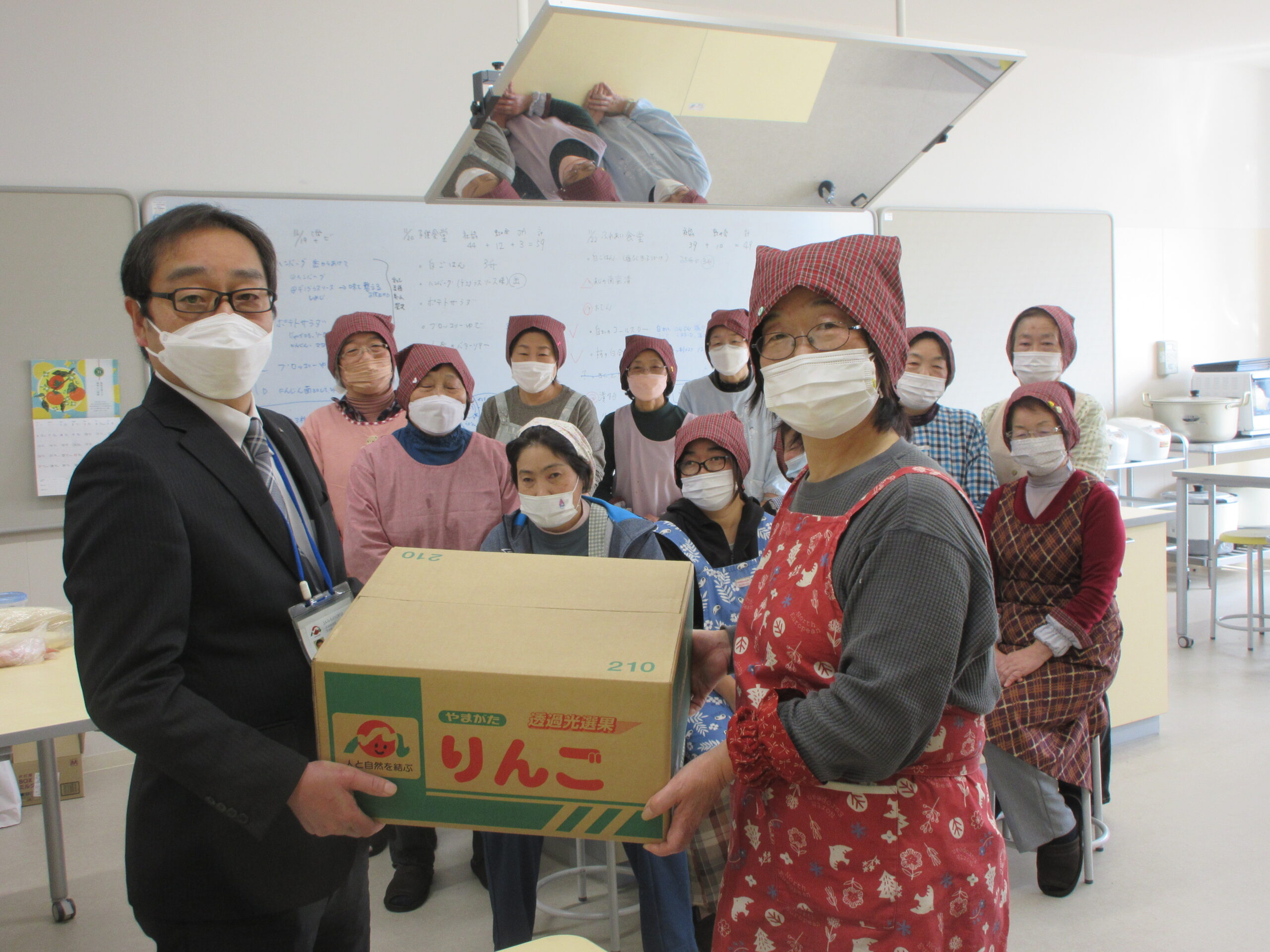 こども食堂（ふれあい食堂）へ「りんご」と「オリジナルランチョンマット」を贈呈しました