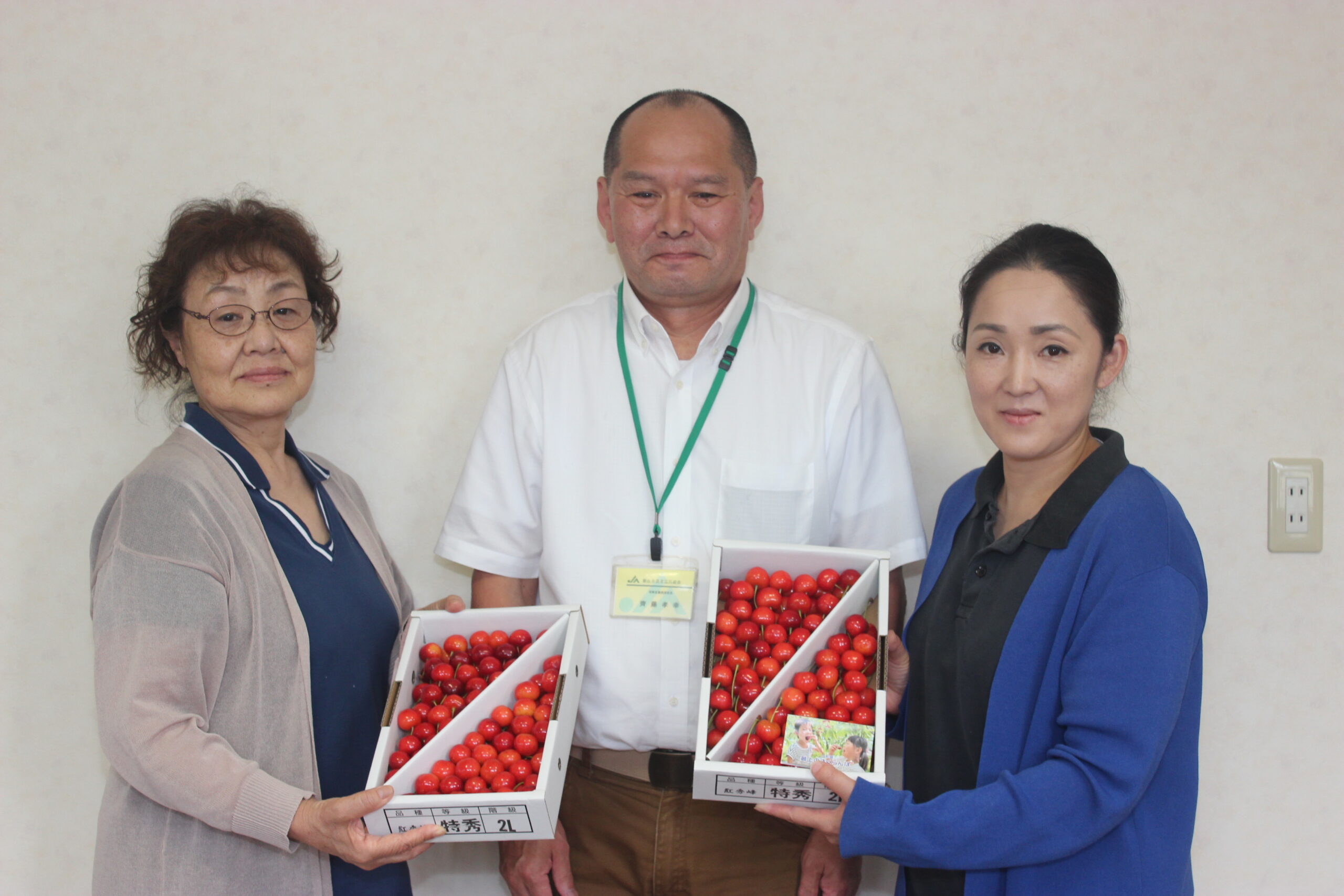 地域食堂みんなでごはんへ「さくらんぼ」を贈呈しました