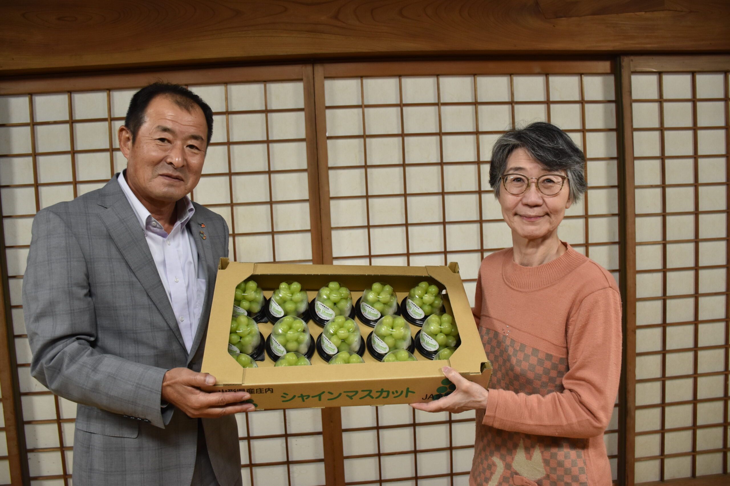 つるかめ食堂へ「シャインマスカット」を贈呈しました