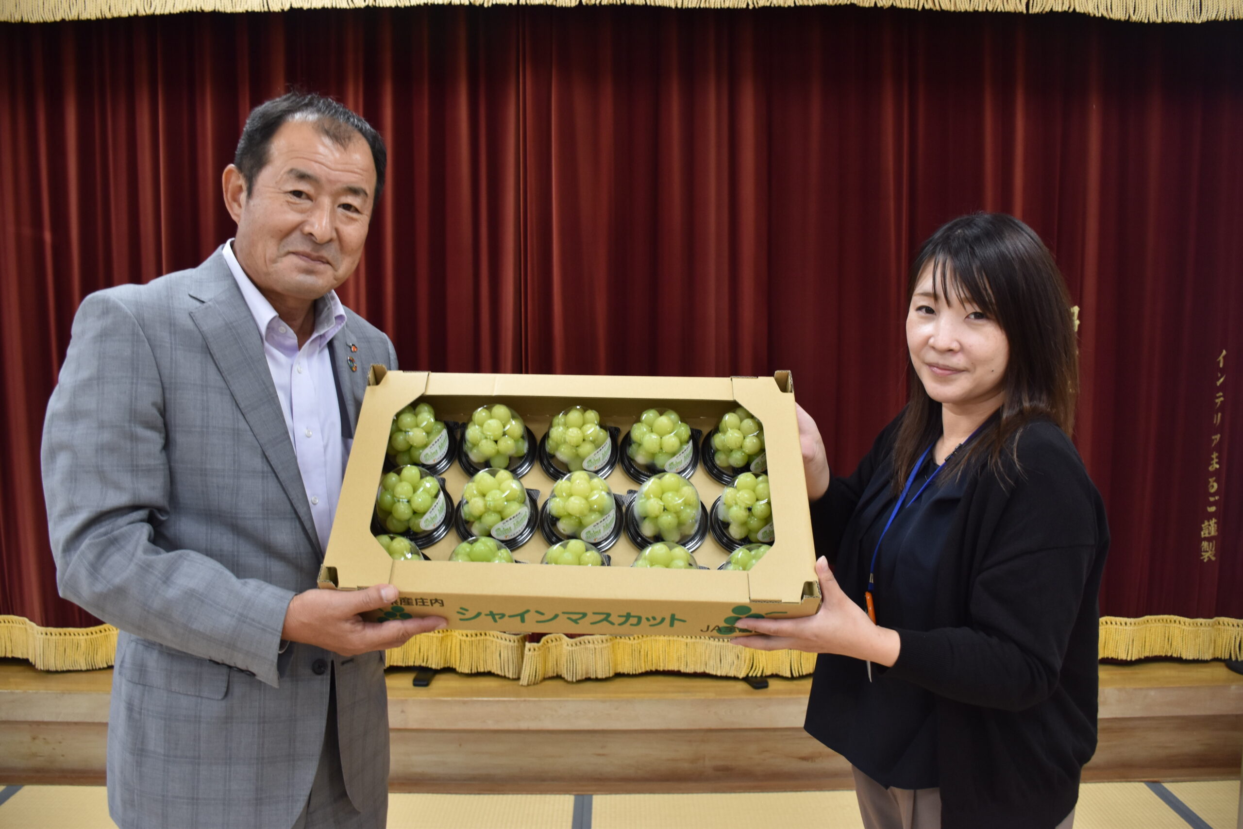 ゆうゆう食堂へ「シャインマスカット」を贈呈しました