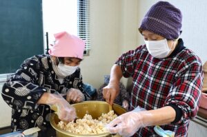 かがやき講座で笑顔あふれるおこし作り（ＪＡ鶴岡女性部）