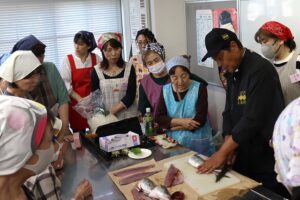 女性部「生き活き塾」で魚のさばき方学ぶ（ＪＡ鶴岡女性部）