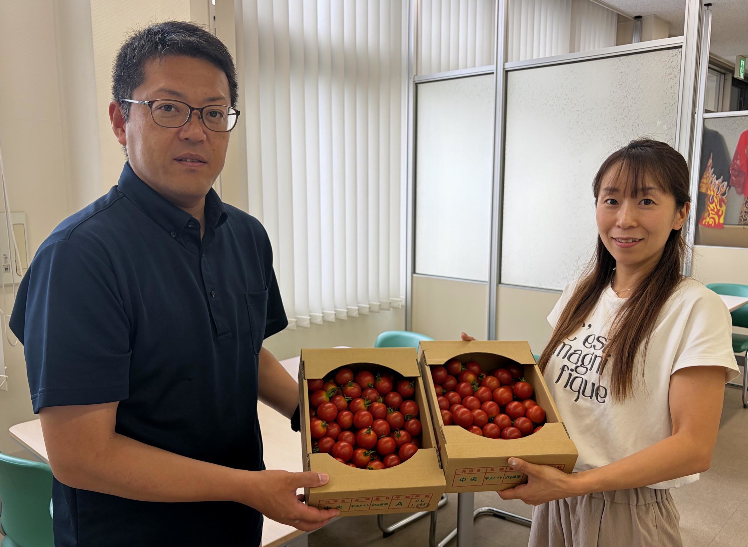 地域食堂ゆめひかりへ「中玉トマト」を贈呈しました